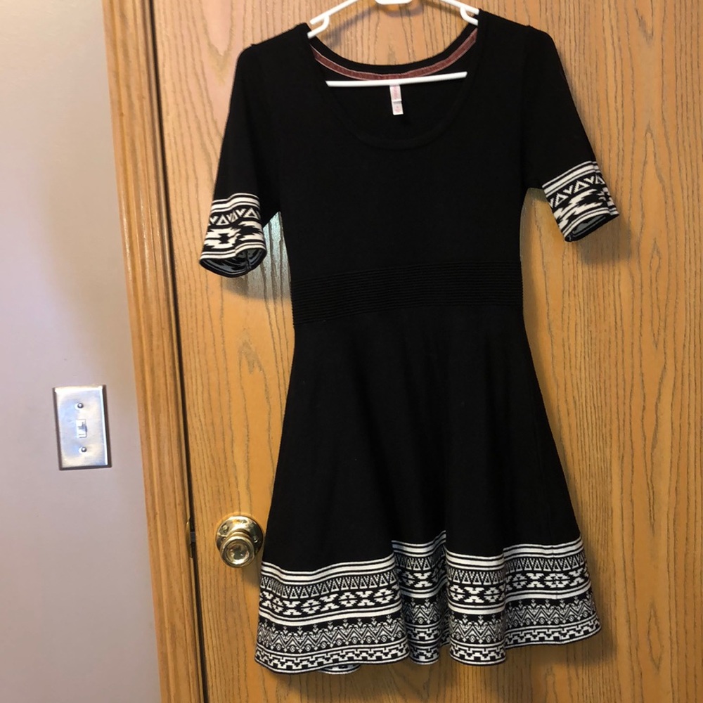Black and white elbow sleeve dress.